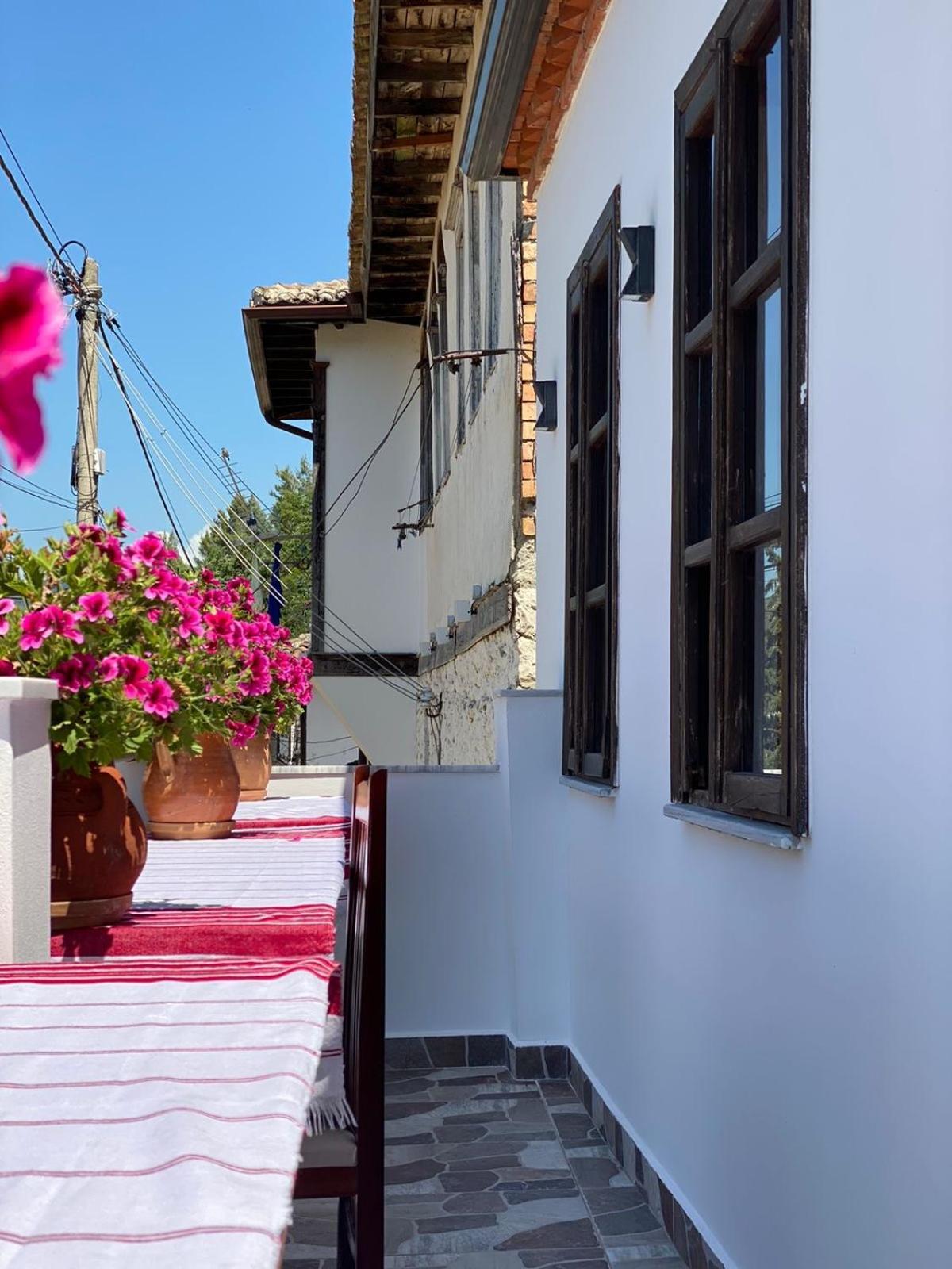 Oda E Skulptorit-Unesco Quarter Berat Buitenkant foto