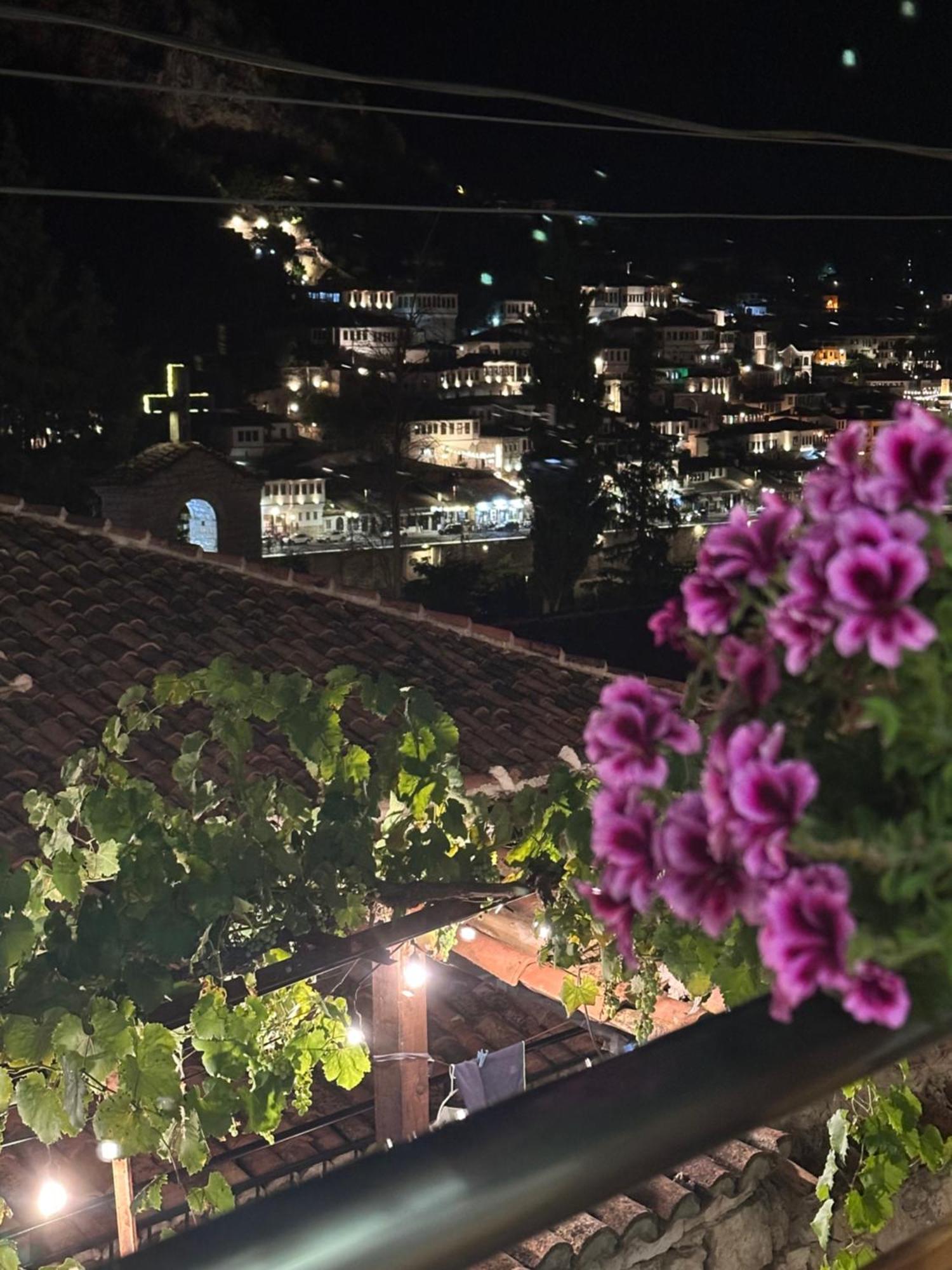 Oda E Skulptorit-Unesco Quarter Berat Buitenkant foto