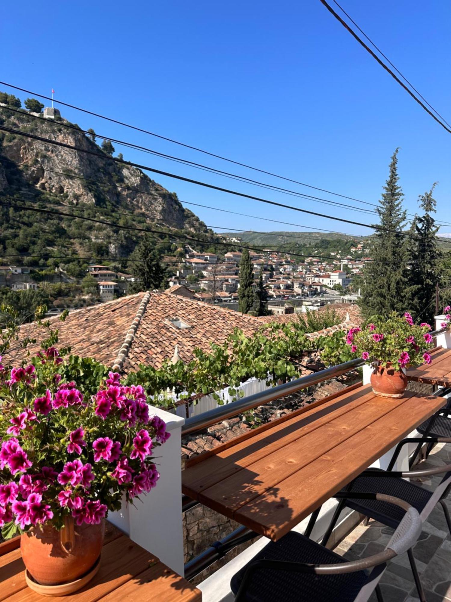 Oda E Skulptorit-Unesco Quarter Berat Buitenkant foto