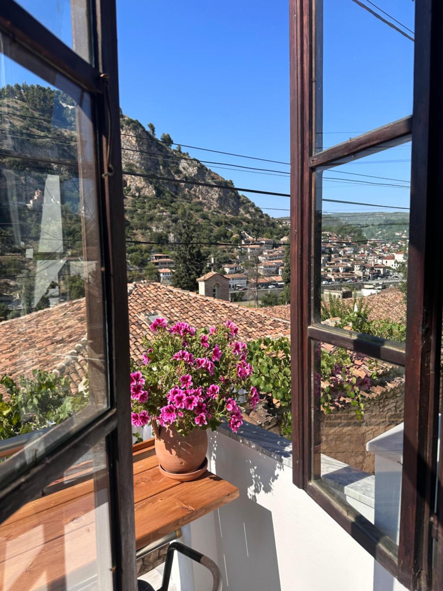 Oda E Skulptorit-Unesco Quarter Berat Buitenkant foto