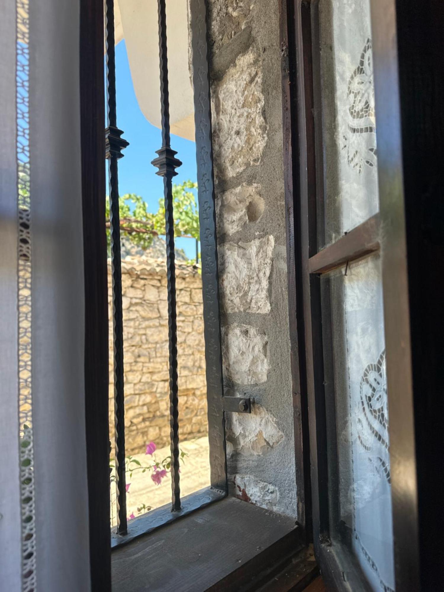 Oda E Skulptorit-Unesco Quarter Berat Buitenkant foto