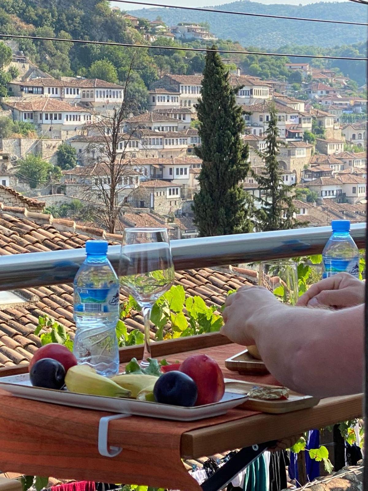 Oda E Skulptorit-Unesco Quarter Berat Buitenkant foto