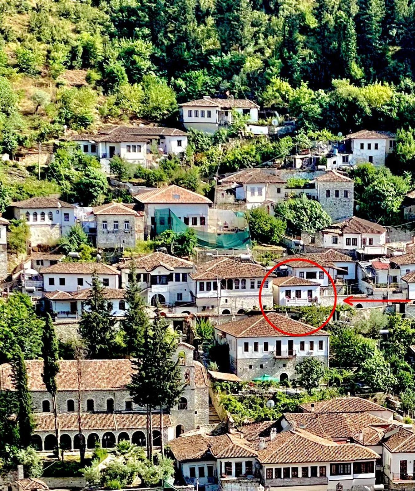 Oda E Skulptorit-Unesco Quarter Berat Buitenkant foto