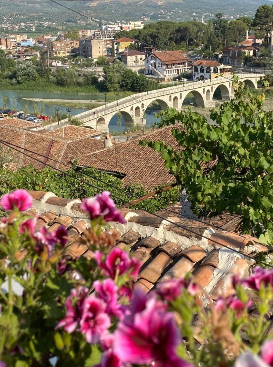 Oda E Skulptorit-Unesco Quarter Berat Buitenkant foto