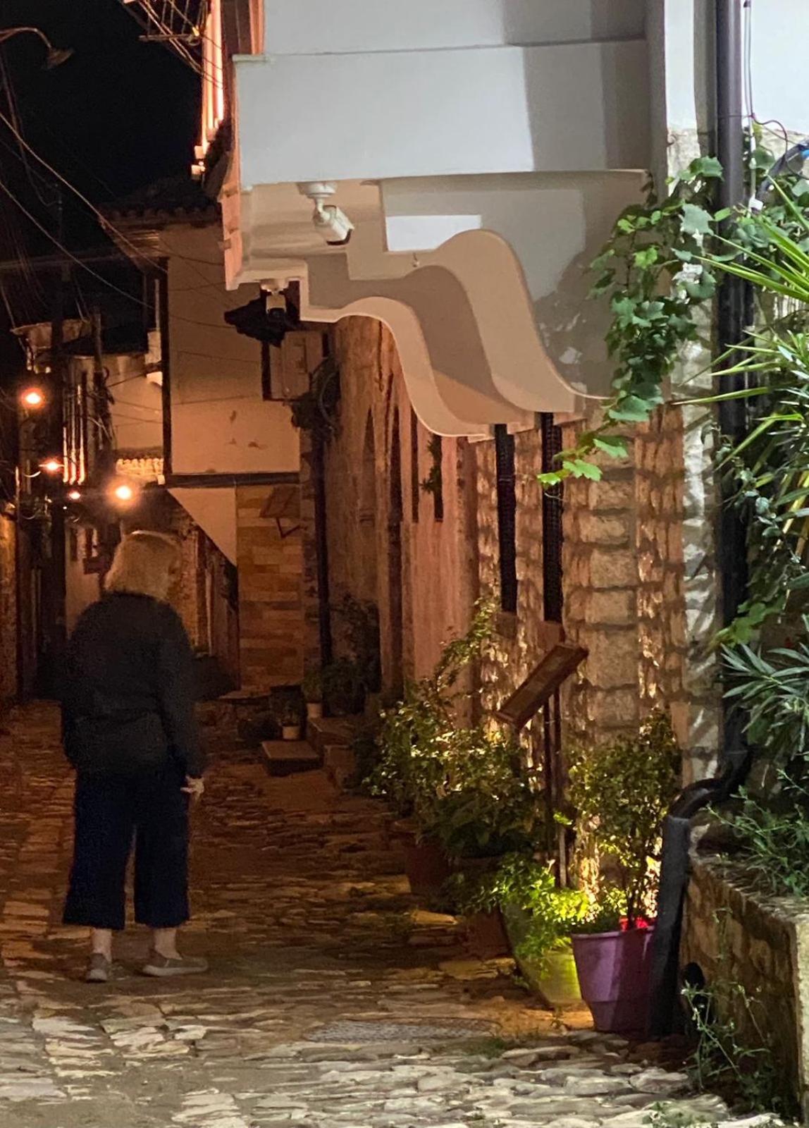 Oda E Skulptorit-Unesco Quarter Berat Buitenkant foto