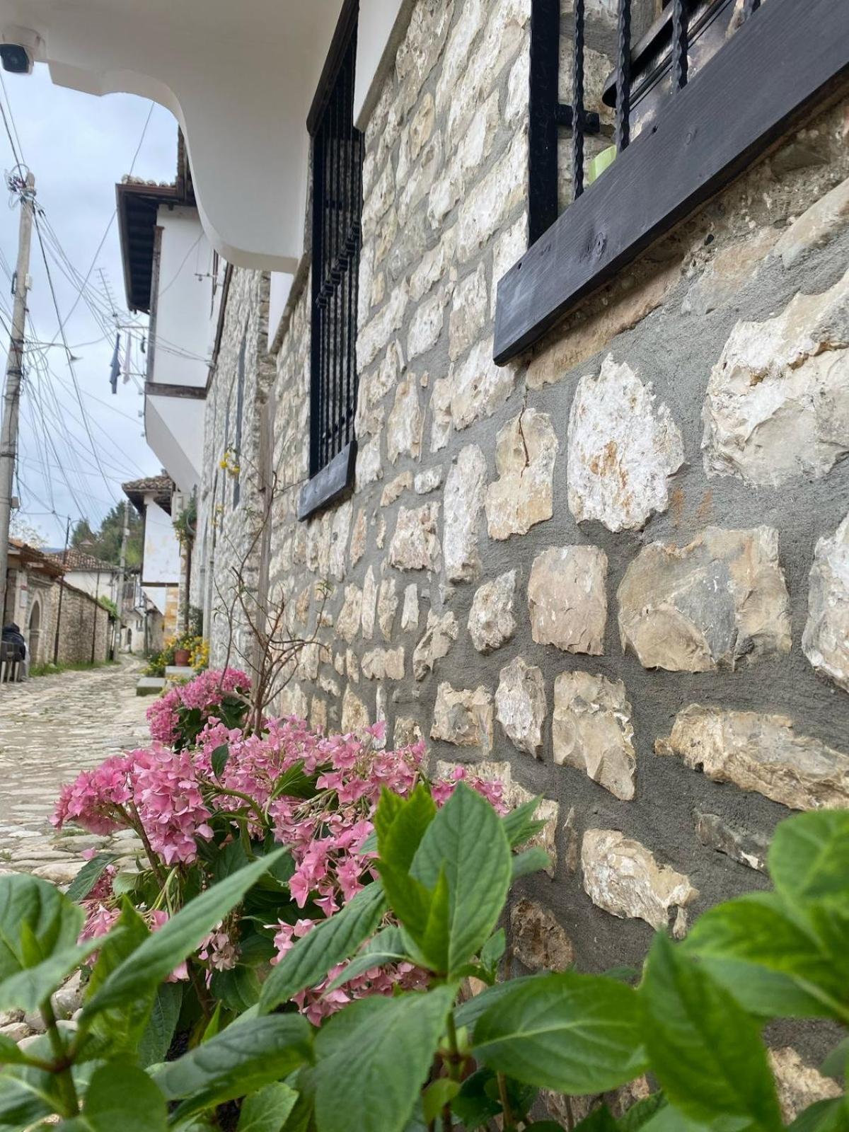 Oda E Skulptorit-Unesco Quarter Berat Buitenkant foto