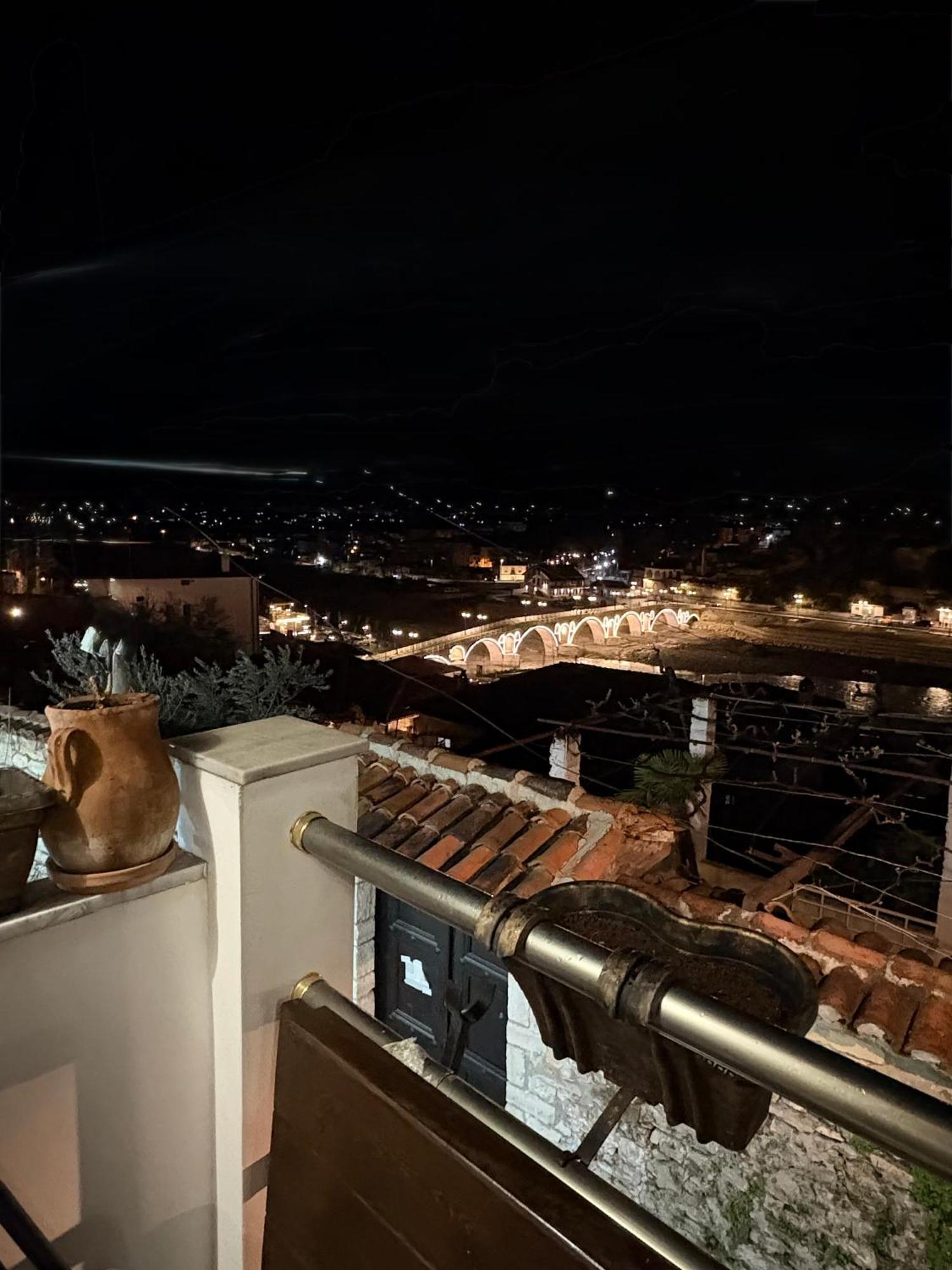Oda E Skulptorit-Unesco Quarter Berat Buitenkant foto