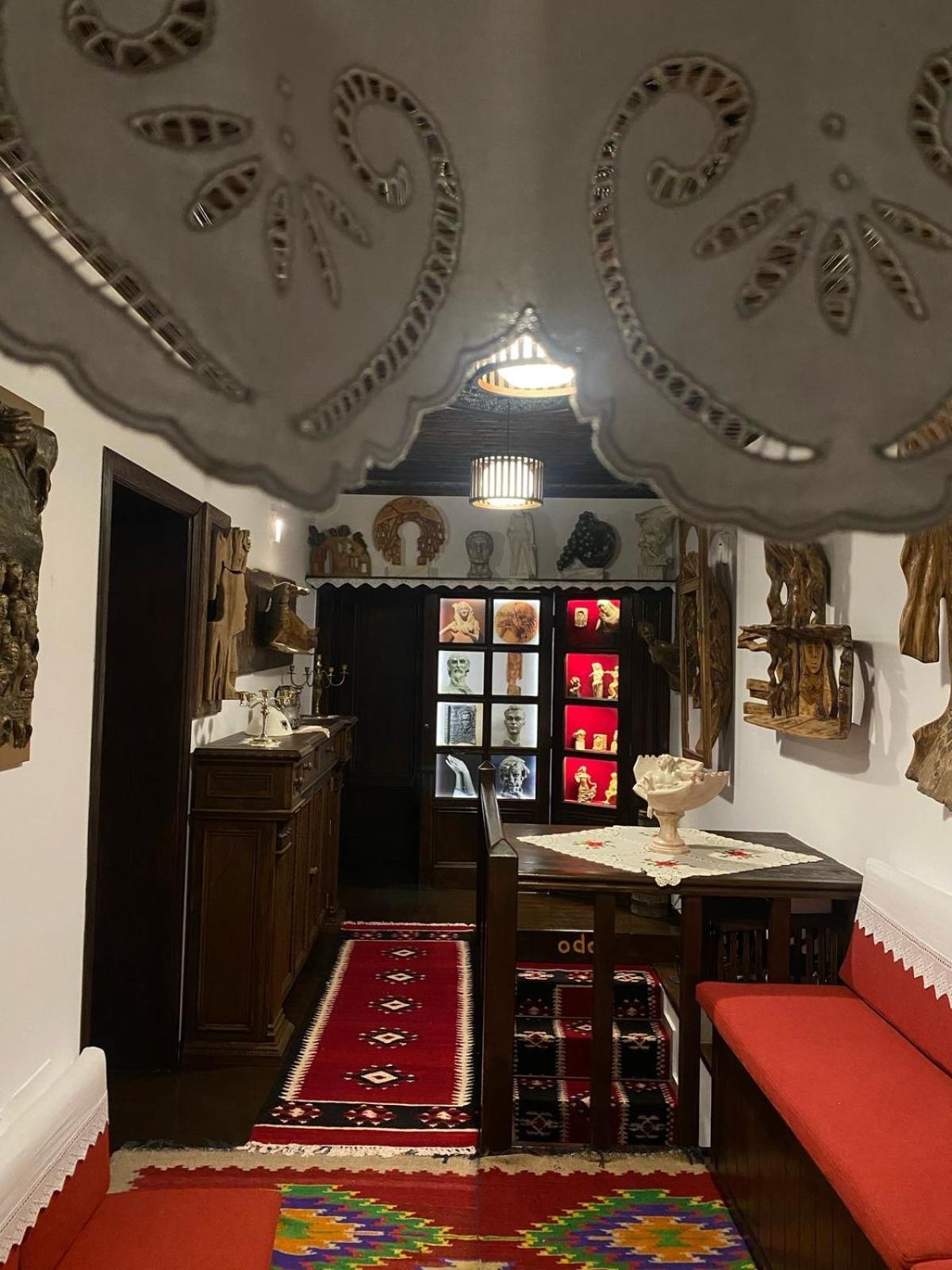 Oda E Skulptorit-Unesco Quarter Berat Buitenkant foto