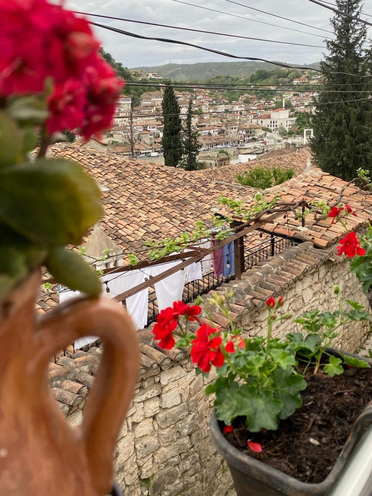 Oda E Skulptorit-Unesco Quarter Berat Buitenkant foto
