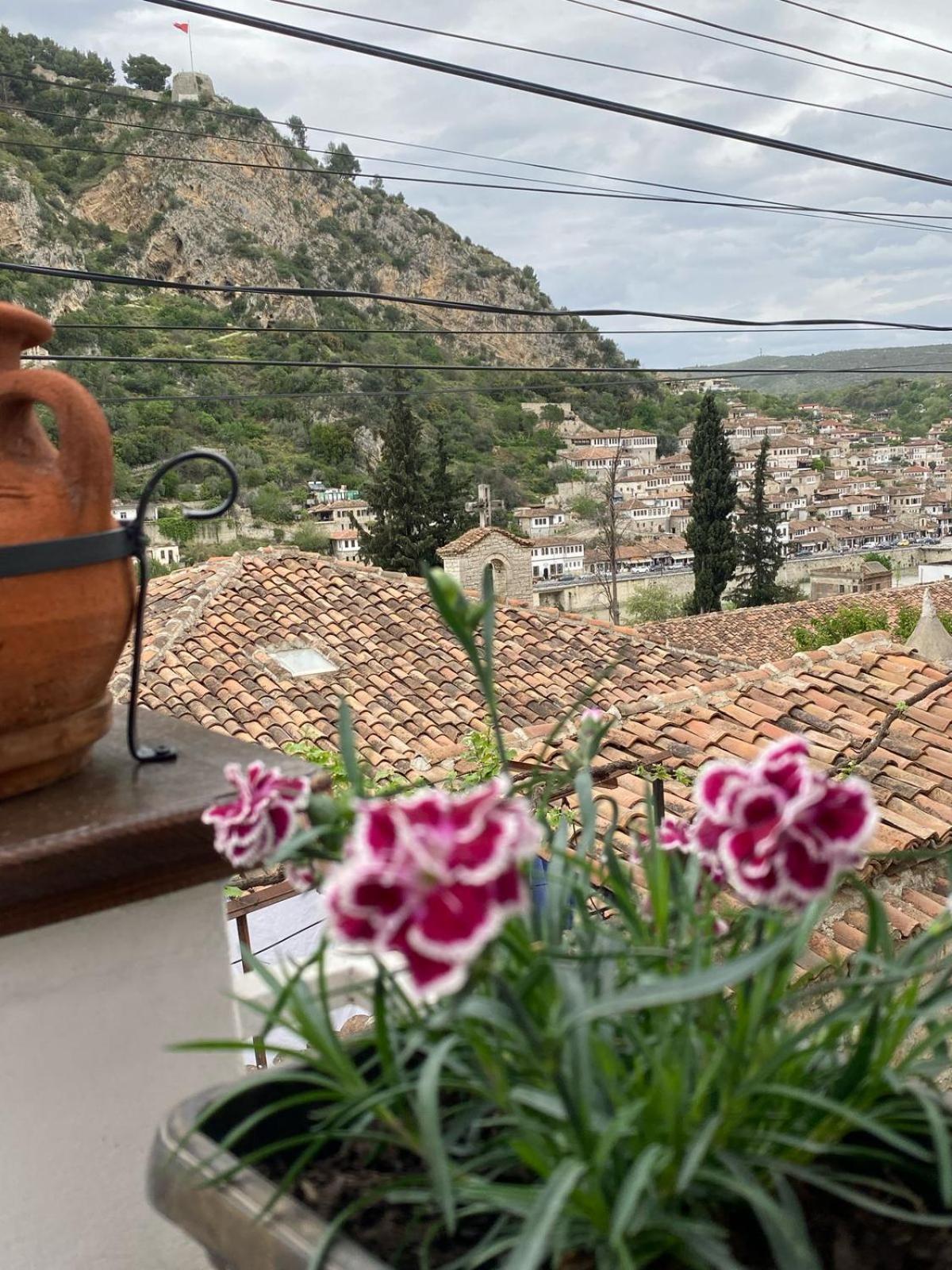 Oda E Skulptorit-Unesco Quarter Berat Buitenkant foto