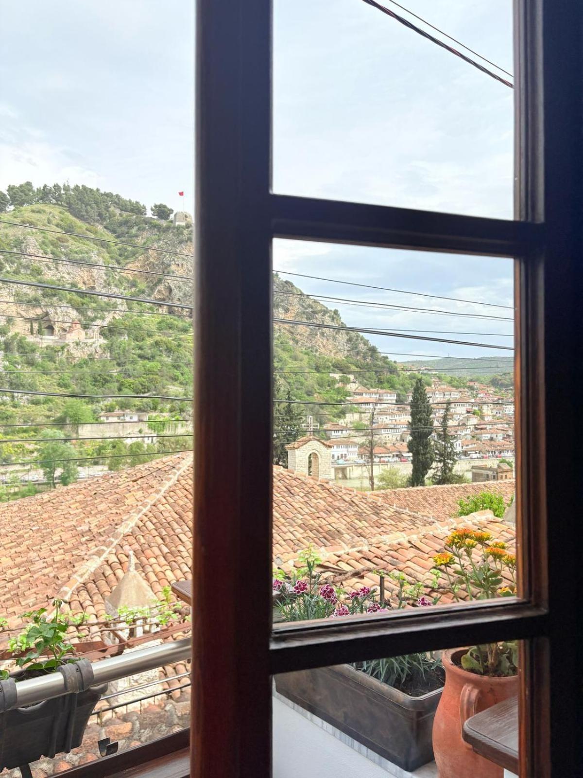 Oda E Skulptorit-Unesco Quarter Berat Buitenkant foto
