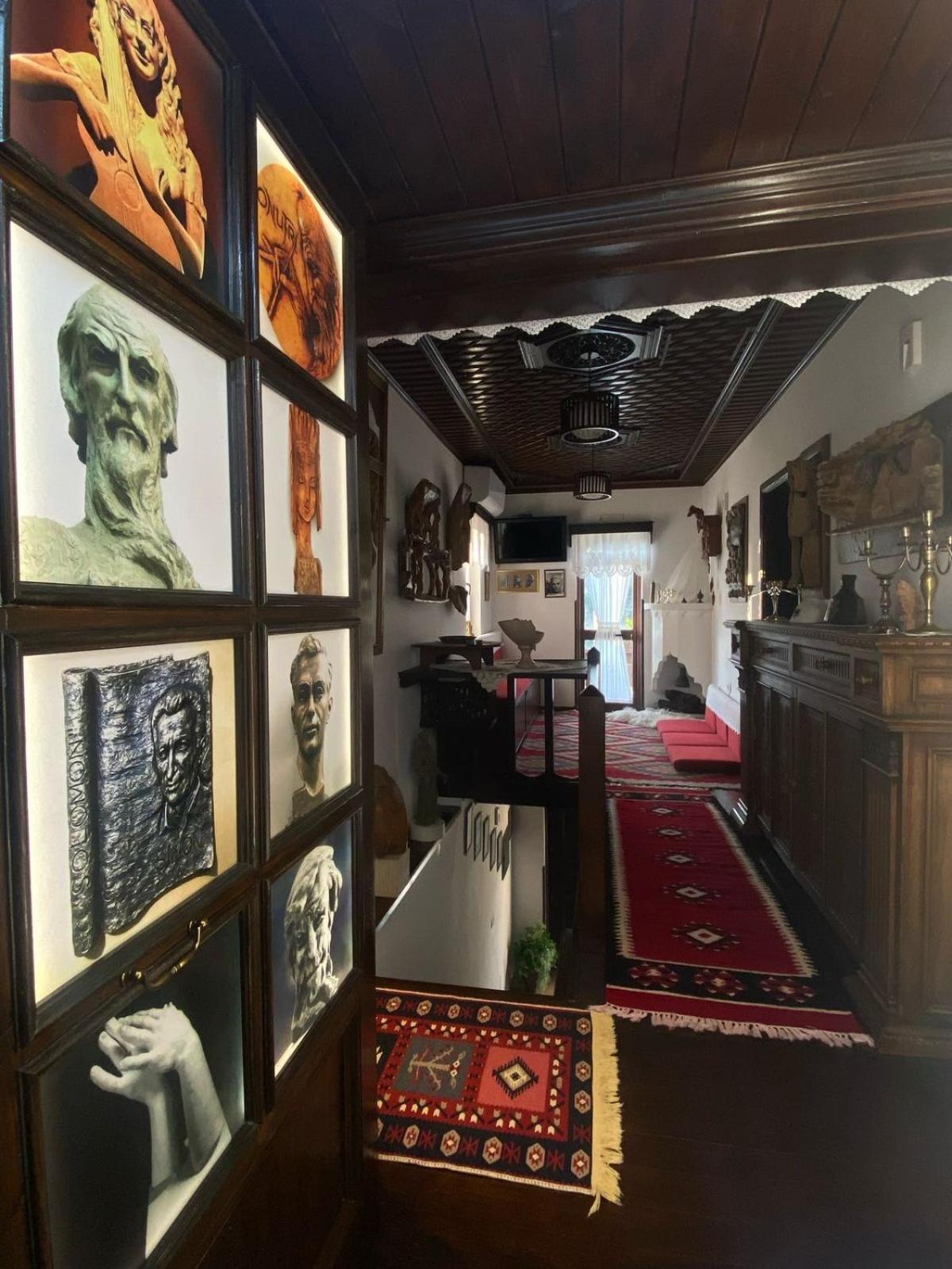 Oda E Skulptorit-Unesco Quarter Berat Buitenkant foto