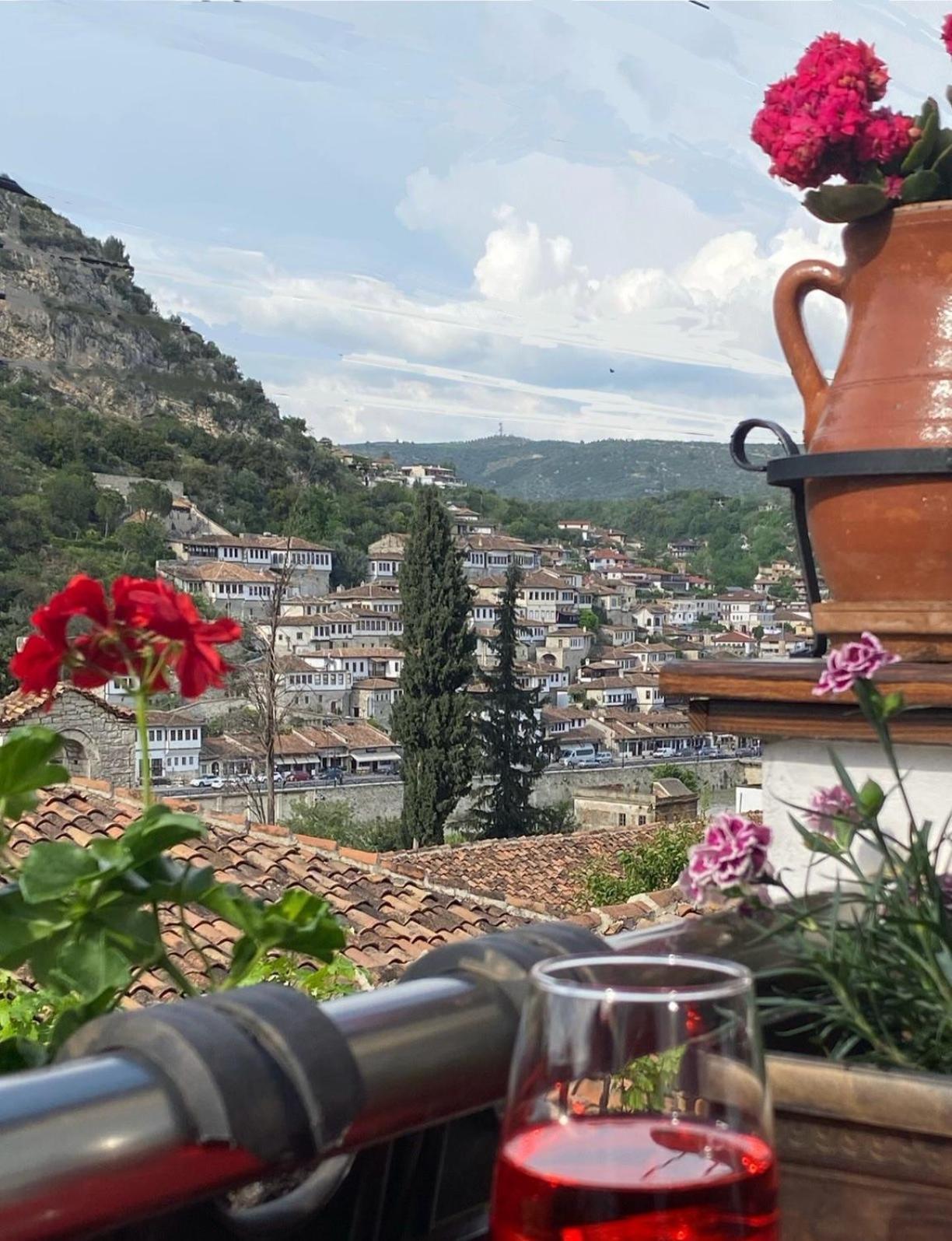 Oda E Skulptorit-Unesco Quarter Berat Buitenkant foto